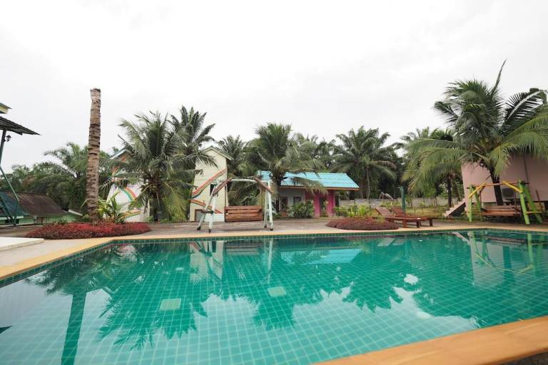 Bungalow with yard, BBQ & pool — photo 3
