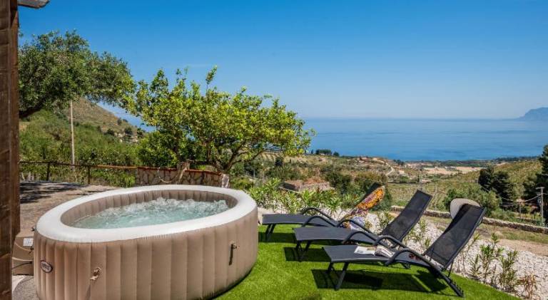 Villa with jacuzzi — photo 4