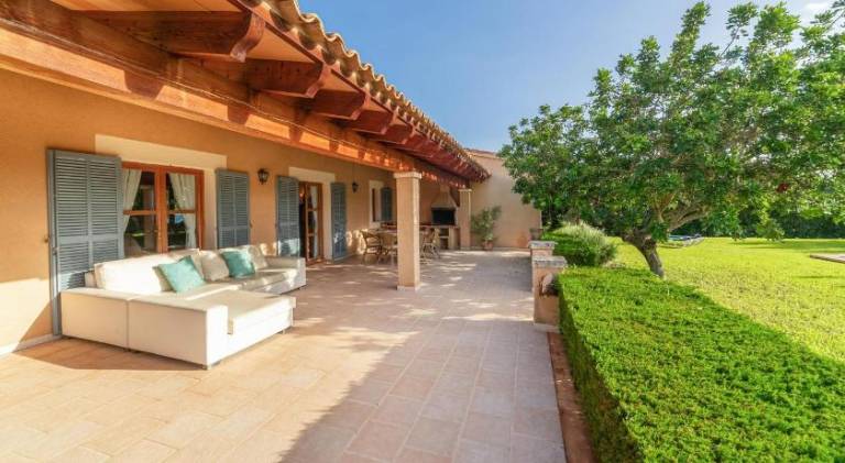 Vacation home with barbeque, garden & private pool — photo 4