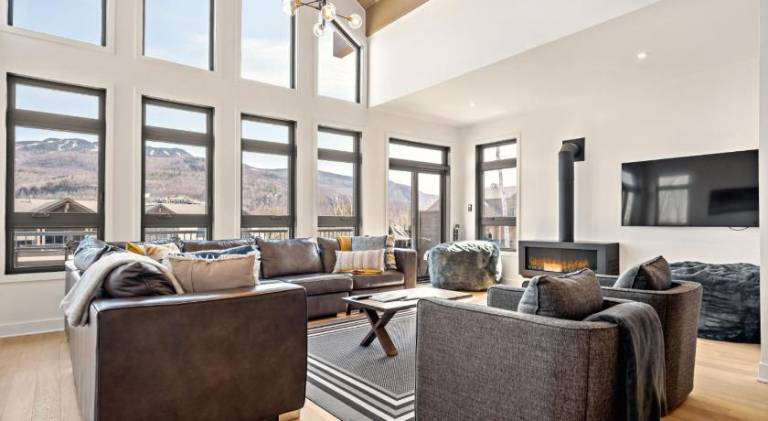 Vacation home with sauna, barbeque & pool in Mont-Tremblant, QC