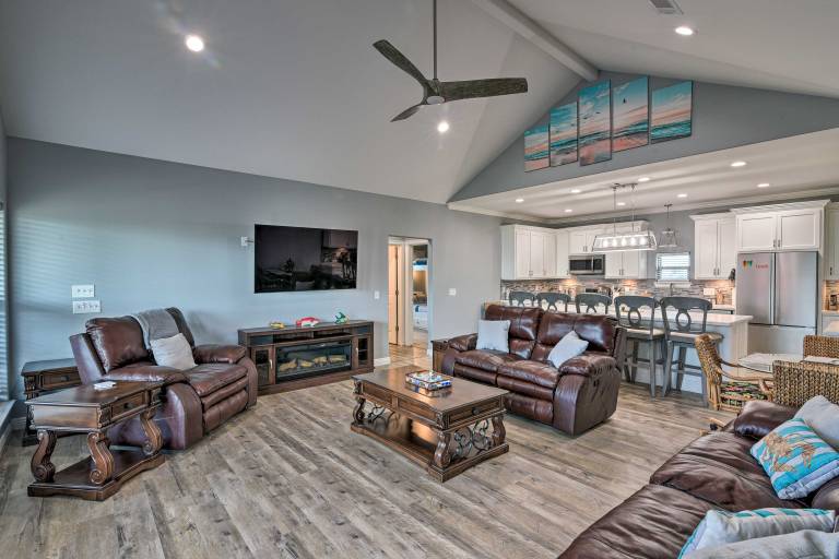 Ocean View + Wraparound Deck: Crystal Beach Home! — photo 3
