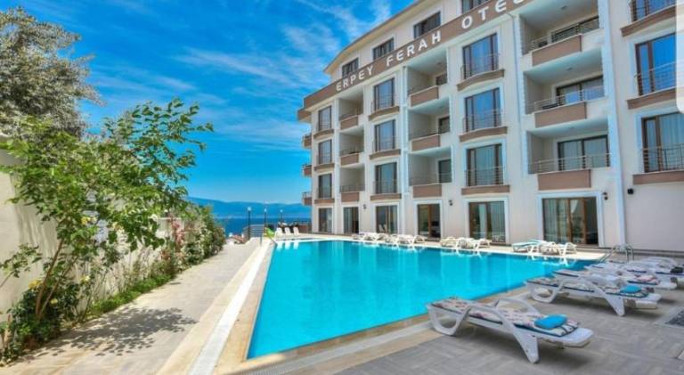 Serviced apartment with pool, terrace & BBQ in Burhaniye