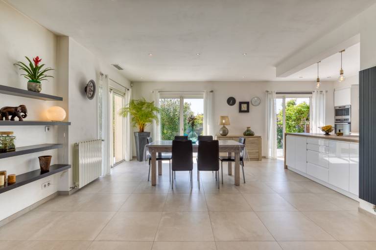 Fully equipped beautiful villa with patio, pool & grill | Garden view | Pets allowed — photo 5