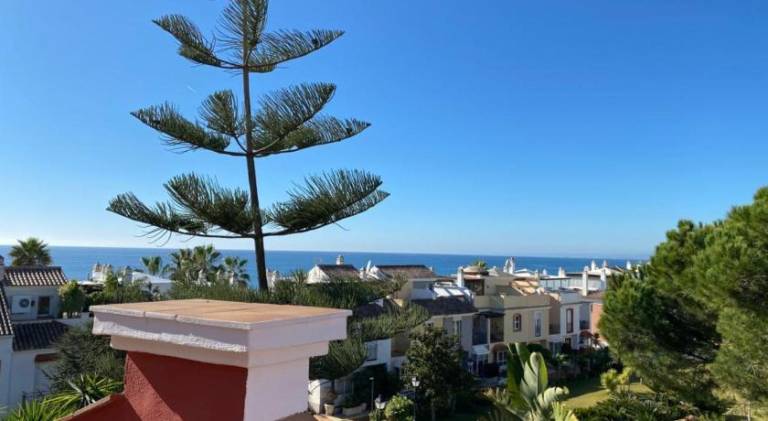 Rental apartment with private pool, yard & terrace in Marbella
