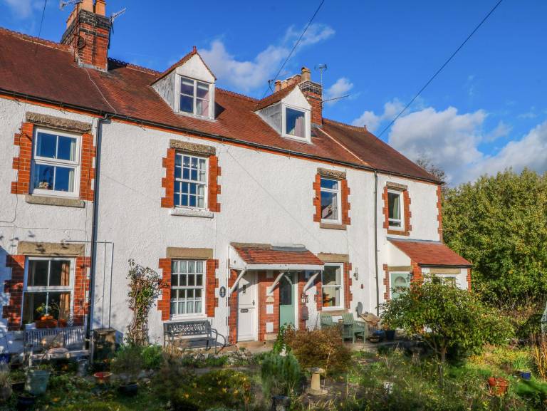Child-friendly wonderful cottage with patio & garden | Pets are welcome — photo 3