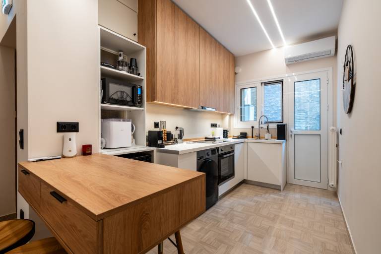 The Apex Boutique B2 Apartment with Balcony, Wi-Fi, and Air Conditioning — photo 4