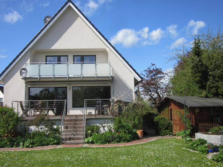 Rental apartment with yard — photo 2