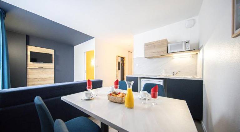 Serviced apartment with patio — photo 2