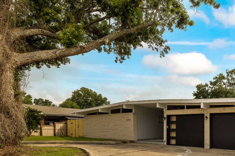 Newly Renovated 6Br 3Bt Port Arthur Home w HotTub in Port Arthur, TX