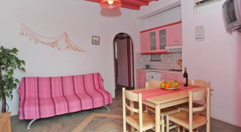 Holiday apartment with BBQ, patio & yard — photo 3
