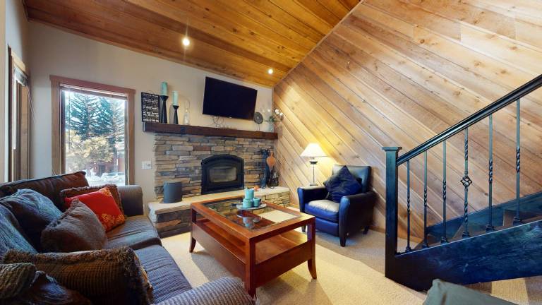 Condo with heated pool, jacuzzi & barbeque in Mammoth Lakes, CA