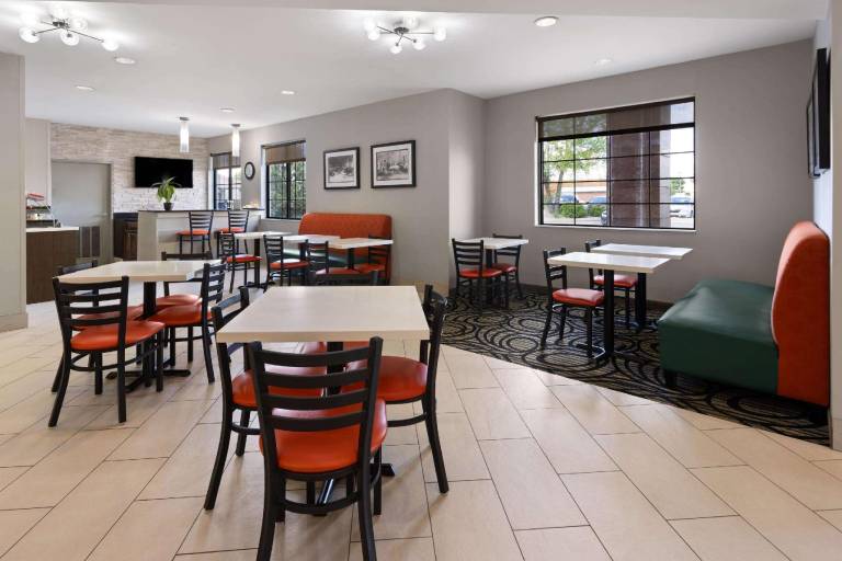 La Quinta Inn & Suites by Wyndham Kokomo — photo 4