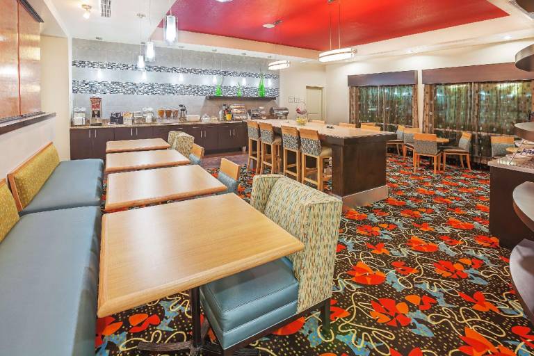 La Quinta Inn & Suites by Wyndham Pearsall — photo 4