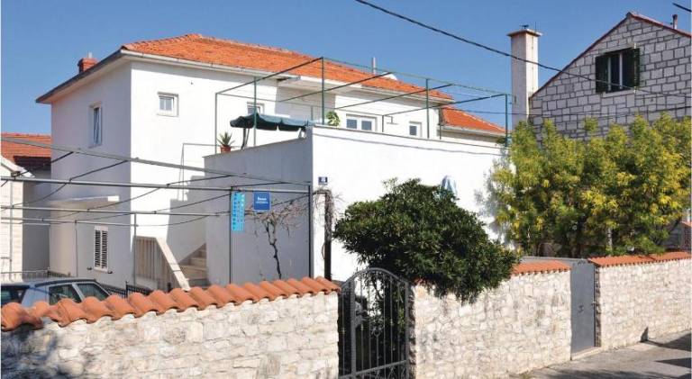 Apartment with 3 rooms for 6 persons in Supetar