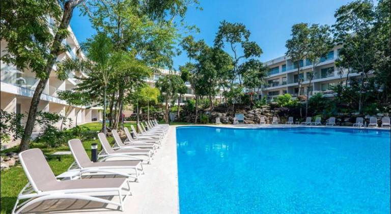 Serviced apartment with patio, yard & pool | Pets allowed — photo 5