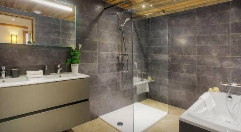 Chalet with jacuzzi — photo 3