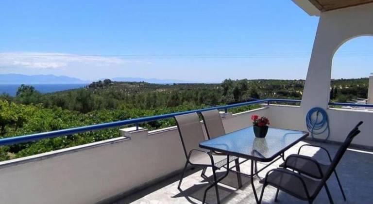 Vacation home with patio, yard & BBQ | Pets allowed — photo 3
