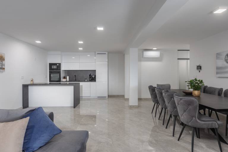Apartment with pool, yard & barbeque — photo 4