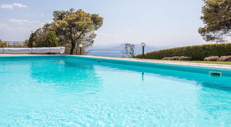 Villa with patio, private pool & barbeque in Loutraki-Agioi Theodoroi