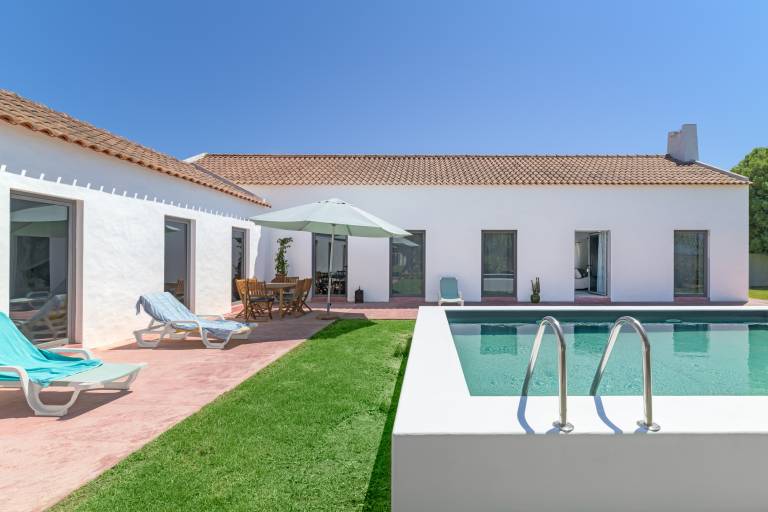 Villa with yard, private pool & terrace | Garden view — photo 2