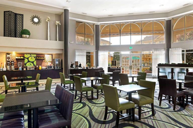 La Quinta Inn & Suites by Wyndham Macon — photo 3