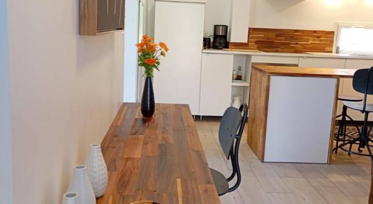Wonderful rental apartment with patio, yard & pool | Pets allowed — photo 4