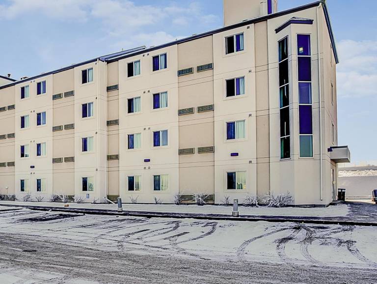 Motel 6 Grande Prairie, AB in Clairmont, AB