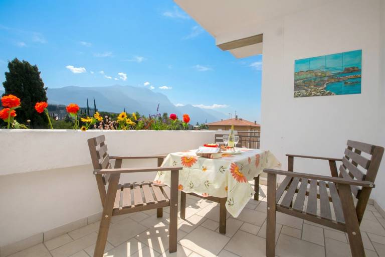 Family-oriented holiday apartment with yard & terrace | Mountain view | Pets allowed in Tenno