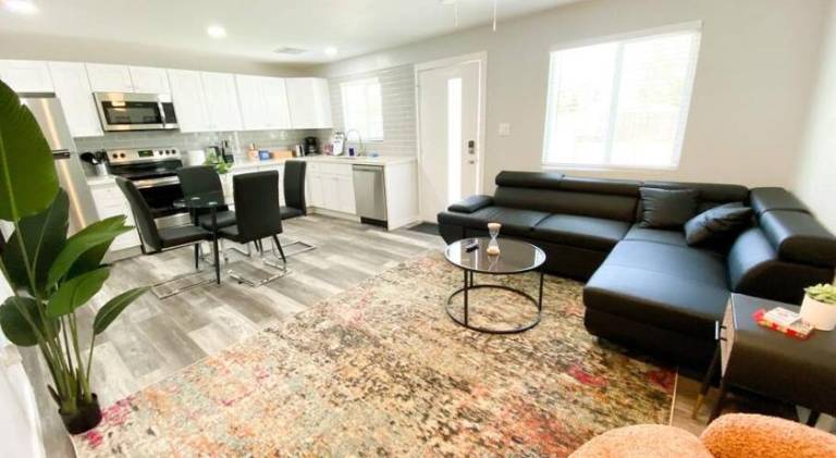 Modern Townhouse in Tempe Near Arizona State University with Fast Wi-Fi & Free Parking for Cozy Stay — photo 3