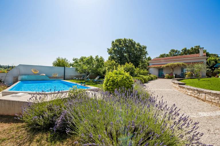 Family-oriented villa with barbeque, patio & private pool | Dogs allowed — photo 3