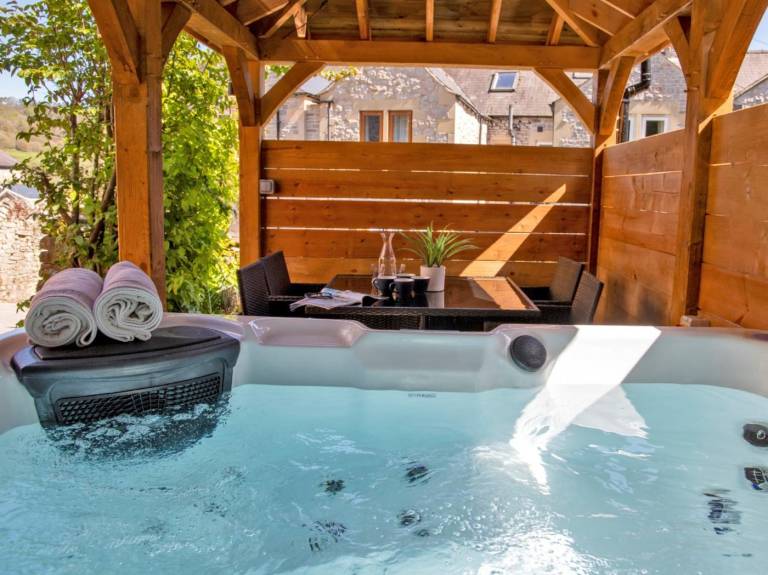 Cottage with yard, grill & jacuzzi — photo 3
