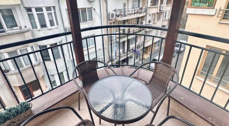 Apartment with patio — photo 4