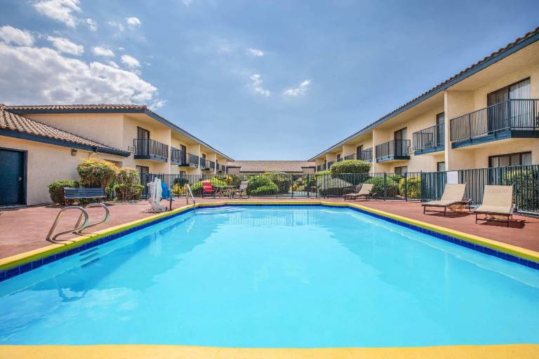 Baymont By Wyndham Tehachapi — photo 3