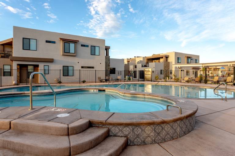 House with barbeque, pool & hot tub in Washington, UT