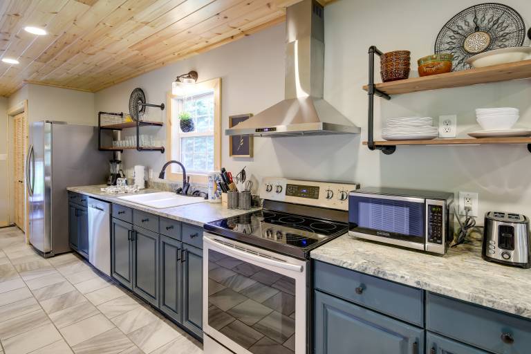 Fire Pit + Hot Tub: Family Cabin in Seiverville! — photo 2
