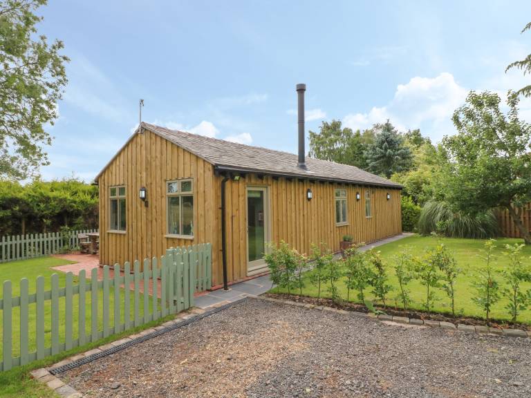 Family-oriented cottage with hot tub, barbeque & yard | Pet-friendly — photo 2