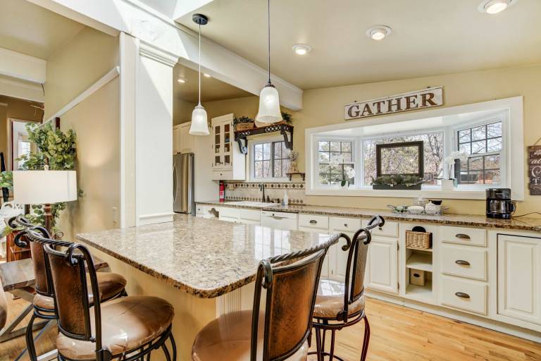 4BD Family Home Heart of COS Lrg backyard and Gameroom — photo 4