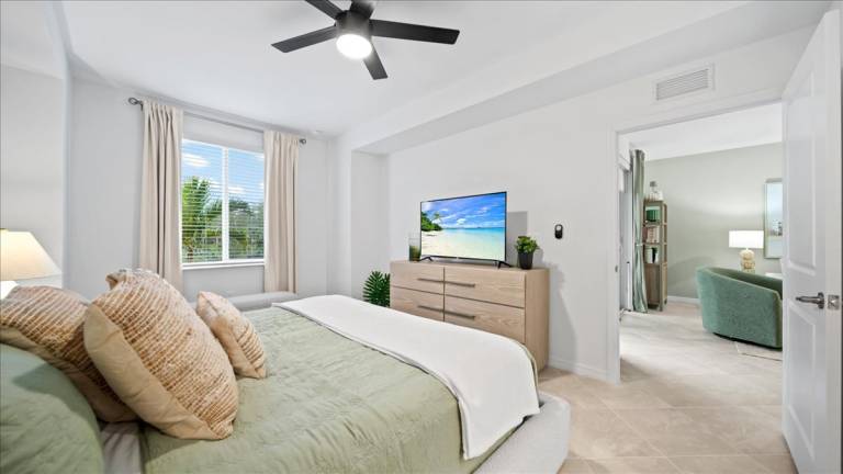 Condo with hot tub, yard & grill | Water view — photo 4