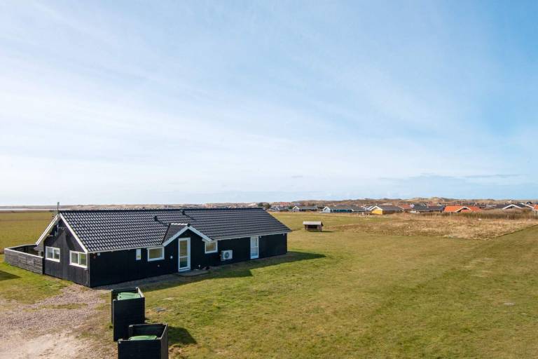 Fully equipped charming vacation home with grill, sauna & patio | Dogs allowed — photo 4