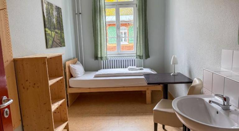 Albgut GmbH - Ubernachten im Kulturdenkmal Altes Lager in der ehemaligen Offiziersunterkunft SO1 — photo 4
