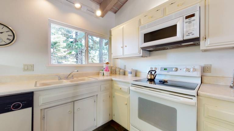 Fully equipped condo with heated pool, sauna & jacuzzi | Next to the ski | Pet-friendly — photo 3