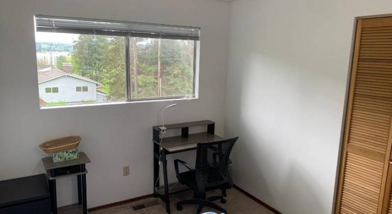 Landscape View queen-size room in Redmond, WA
