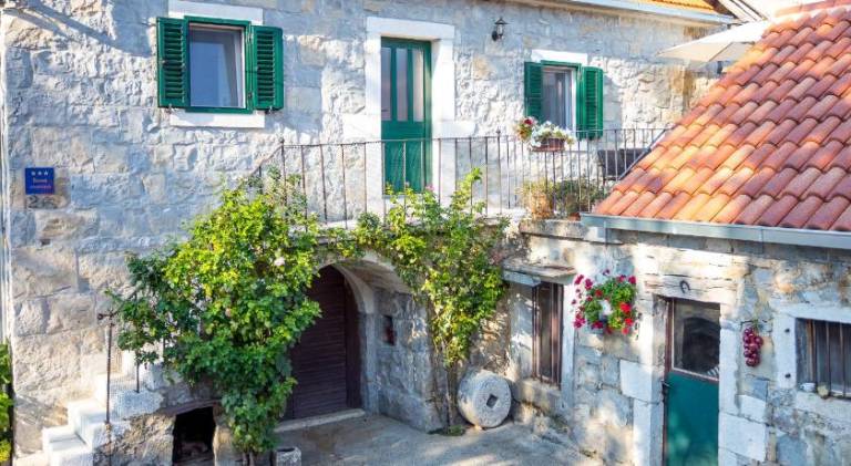House with hot tub & pool | Good for workation in Omis