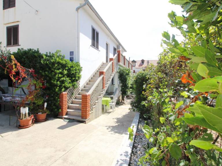 Beautiful holiday apartment with patio & barbeque | Close to the beach | Dogs allowed — photo 4