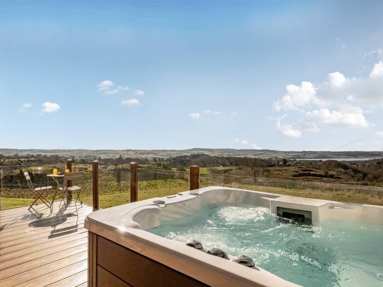 Family-oriented cottage with jacuzzi, yard & barbeque | River view | Pet-friendly — photo 2