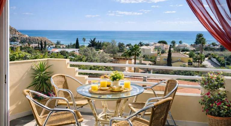 Dreamy Sea View Apartment with Access to Private Pool & Stunning Rooftop — photo 2
