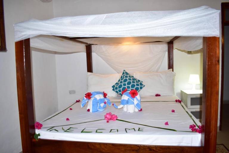 Family-friendly nice dedicated room with patio, private pool & barbeque | Pool view | Next to the beach | Pets allowed — photo 3