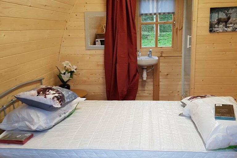 Cabin with yard, barbeque & private pool — photo 4