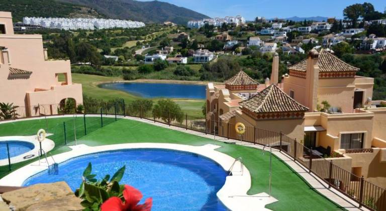Fully equipped holiday apartment with patio, jacuzzi & pool | Good for workation | Dogs allowed in Estepona