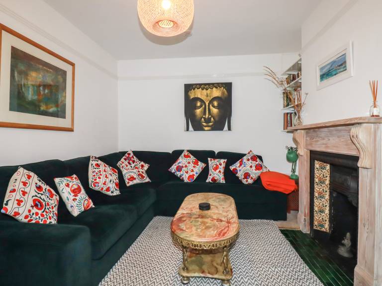 Cottage with yard & hot tub — photo 4